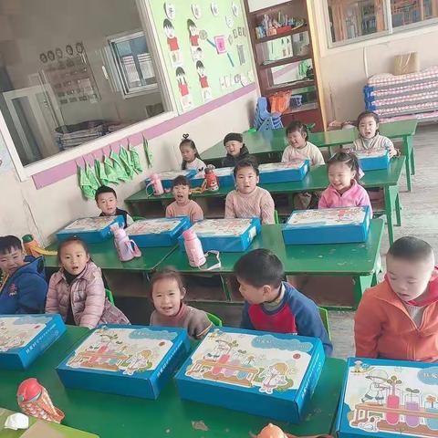 "零点幼儿园"大三班科学实验——装不满的杯子