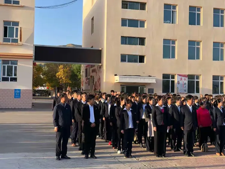 那拉提镇中学隆重举行迎国庆69周年升旗仪式