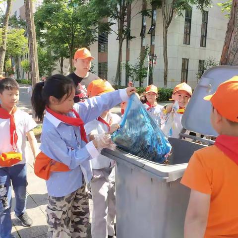 争做文明小卫士   我为江小添光彩——1802班“文明小卫士，今天我值日”主题实践活动掠影