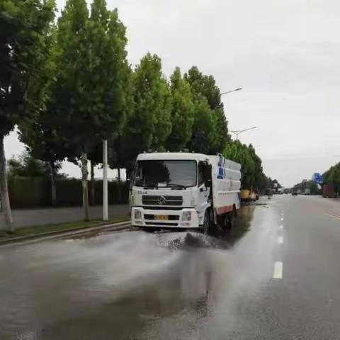 洒水车为何雨天还要洒水？空港城服为您解疑