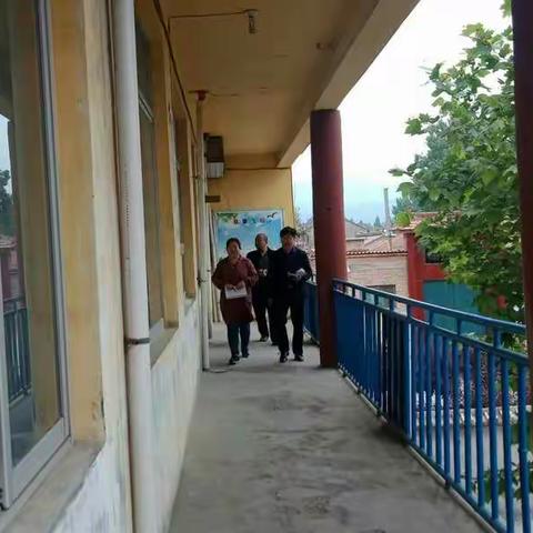 深入课堂搞教研，正确引领谱新篇 －－－大交中心校许校长一行人深入东杨小学课堂调研