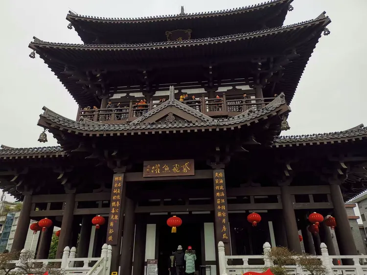 逍遥楼四面各书有楚越雄风,乘物游心,鸢飞鱼跃,山水清音的横匾楼