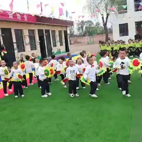 太昌镇中心幼儿园苗苗二班春季亲子运动会