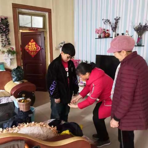 关爱随班就读学子    爱心温暖送至家中