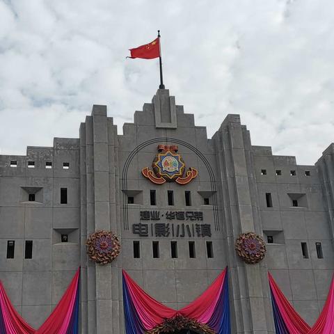 耄耋老人逛电影小镇