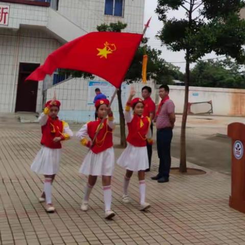 “今天我入队，争当好队员”少年先锋队建队纪念日主题队日活动——吴川市浅水中心一年级新生入队仪式