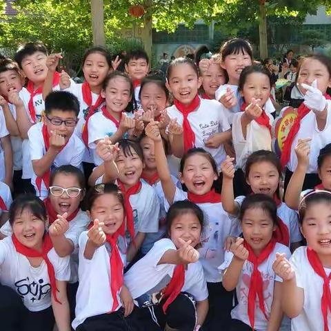 七彩阳光，五彩童年——记实验小学三8班广播操比赛