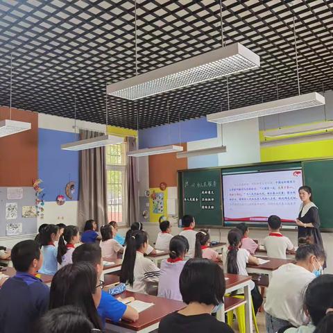 春风解人意，芳菲入课堂。——“文本解读”之专家进校园