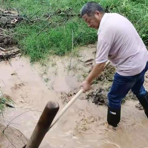 小河灌区管理所雨天渠道安全巡查