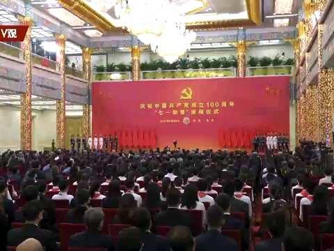 “英雄因崇高而不朽，精神因传承而闪耀。”   六大队观看“七一勋章”受勋仪式