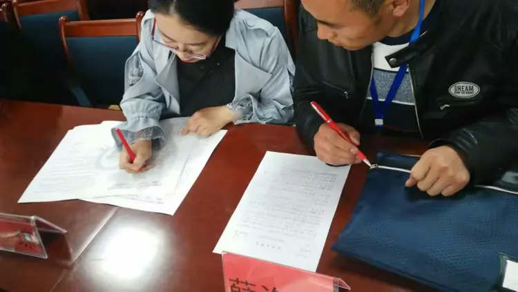 师徒在协议书上签字