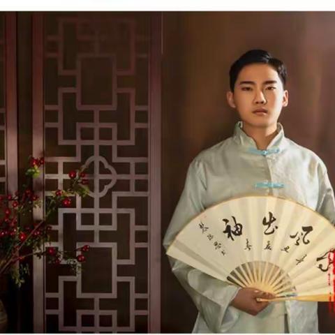 【河南广播电视台魅力中国】挥舞手中的笔，用勤奋书写人生的诗意华年 ——记追梦少年书法家蔡嘉逸