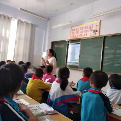 听课把脉，专家引领---县教研室领导莅临彩云小学视导工作