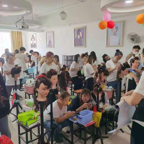邯郸银行学院路支行积极开展反假宣传