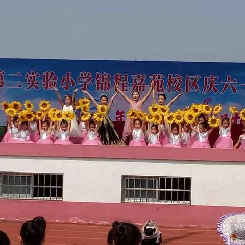 携手是三载   花开正少年