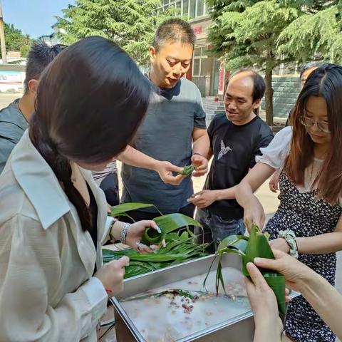 张茅乡庆端午包粽子活动