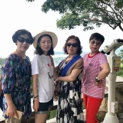 【异国的开心之旅】  赏异国风情，感受大自然的美妙放飞心灵，享受美景带给我们的惊喜与快乐。
