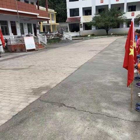 金龙坝小学举行“爱国旗爱红领巾”主题队会