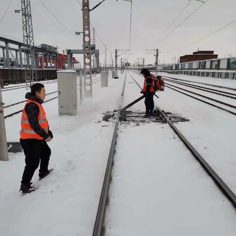 全副武装战风雪，以雪为令保安全