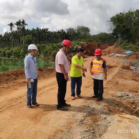 区公路站、区城投公司开展琼山农村公路项目“五一”节前安全检查及扫黑除恶专项斗争工作前天