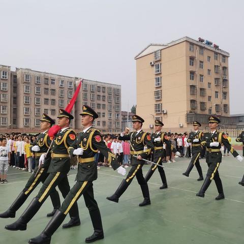 向国旗敬礼——天安门国旗护卫队退役老兵走进寄堡实验小学示范升旗仪式