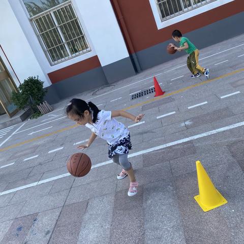 授田幼儿园天鹅四班 曲线运球