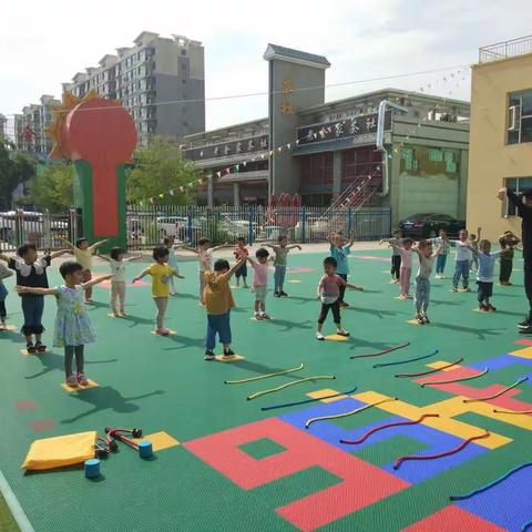 阳光骄子幼儿园小三班体智能活动——“小小球星”