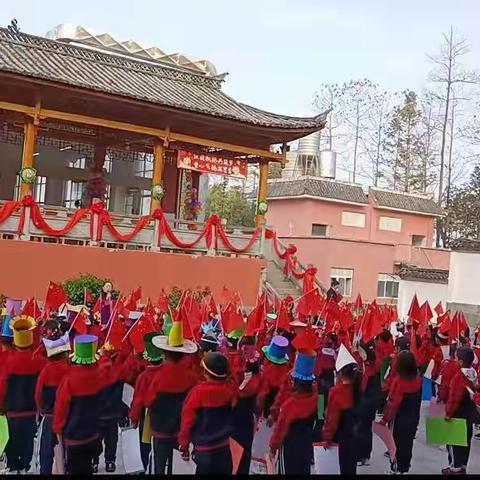 “红旗飘扬共筑梦， 童心飞扬泼墨香”——界头镇永安明德小学一年级非纸笔测试活动