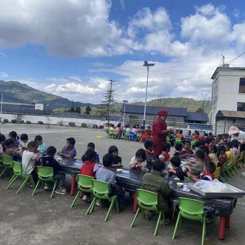 龙新乡雪山村幼儿园“情暖元旦，饺香四溢”包饺子活动