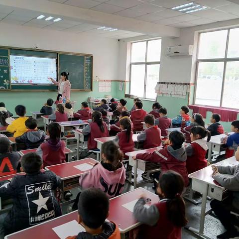 新密市新世纪学校二二班读书节系列活动之“汉字英雄”初赛
