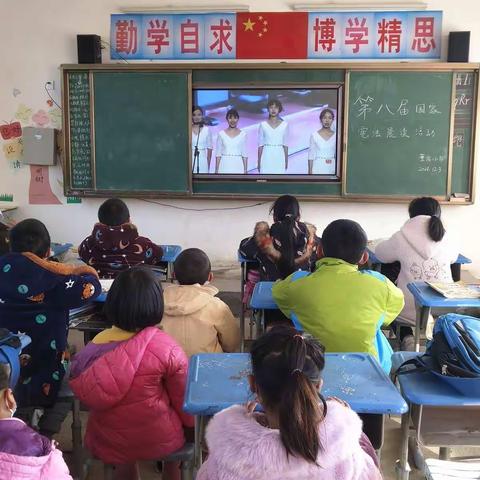 扶沟县包屯镇董岗小学学习"第八届国家宪法晨读活动"剪影。