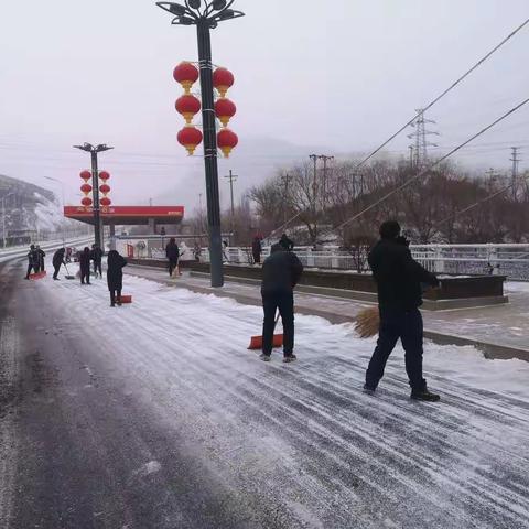 【相约冬奥—扛红旗、当先锋】经开区开展扫雪行动