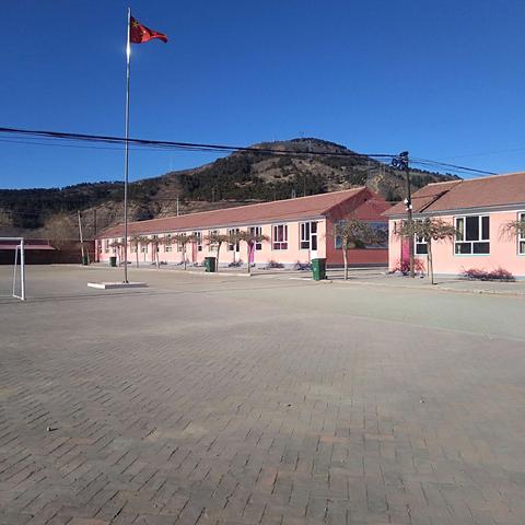 白虎沟中心小学举行“缔造完美教室”评选活动