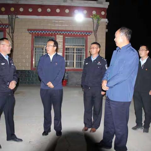 赴一线驻点指挥  与民警共迎国庆