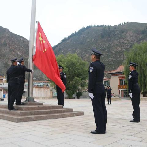 升国旗庆华诞 赏明月送祝福