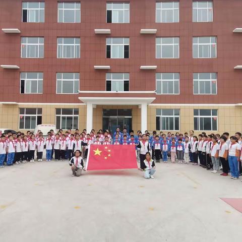 王家庄小学“我和国旗合个影”活动