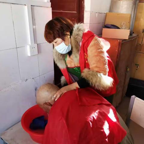 “从头做起”送服务  妇联敬老冬日暖
