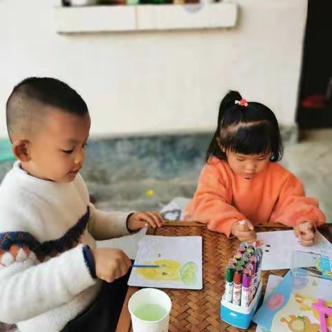 武警幼儿园中班宝贝—宅家不忘学习和锻炼，棒棒哒