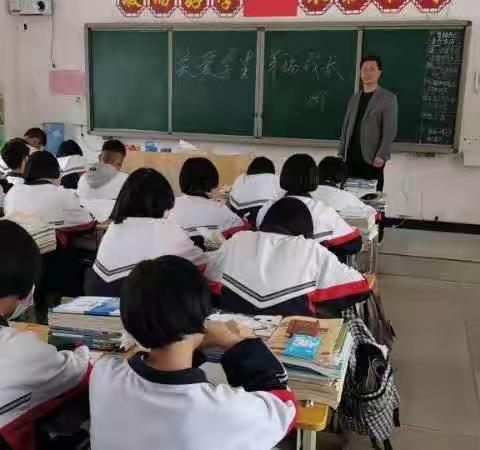 关爱学生，幸福成长——章里集中学“心连心活动”