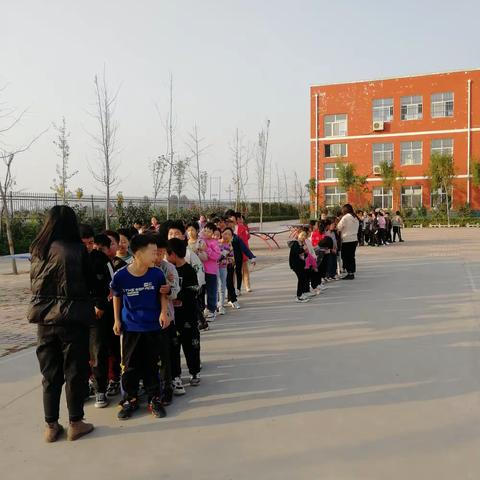 众志成城，凝心聚力——双塔学区第三中心小学“拔河比赛”