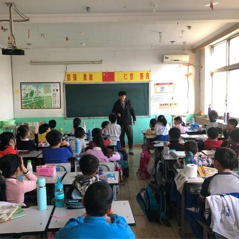 亚运村支行直属第一党支部联合化信支行党支部赴民工小学开展支教送书活动