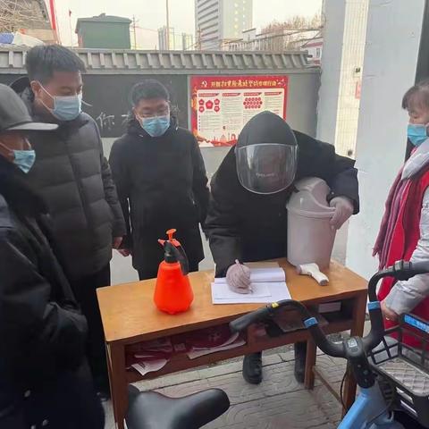 丛台区政府副区长范文博一线督导社区卡口防控工作