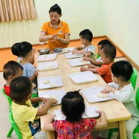 萌娃伴您过佳节——新睿思宝贝“巧手做月饼，快乐迎中秋”