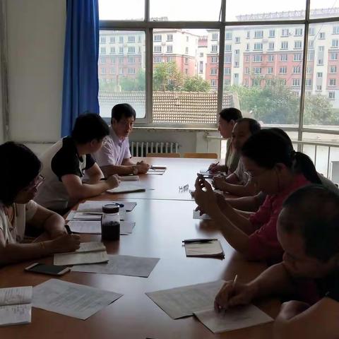 校领导深入数学教研组进行指导