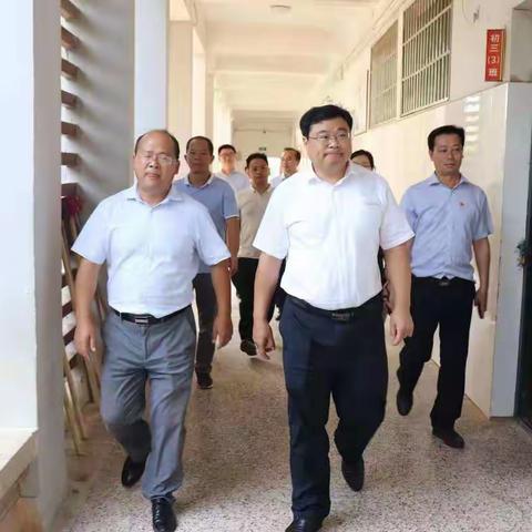 共青城市市长卢治轩、教体局副局长余水强一行到我校进行教师节慰问