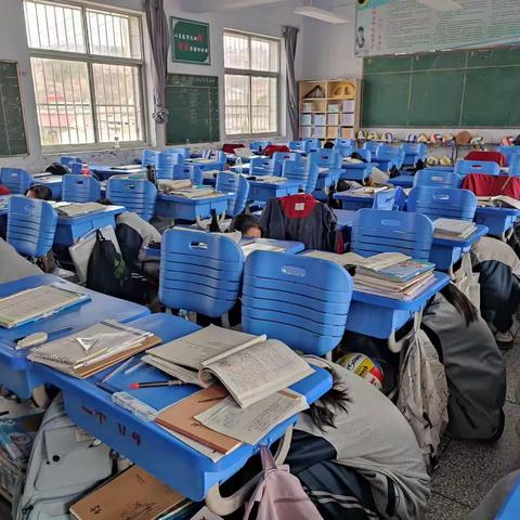 防震疏散演练，安全警钟长鸣