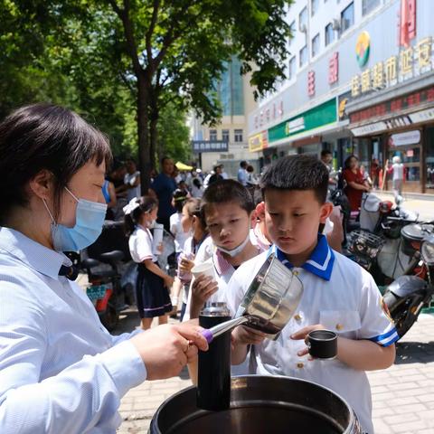 解暑解渴绿豆水，花园街小微送清凉