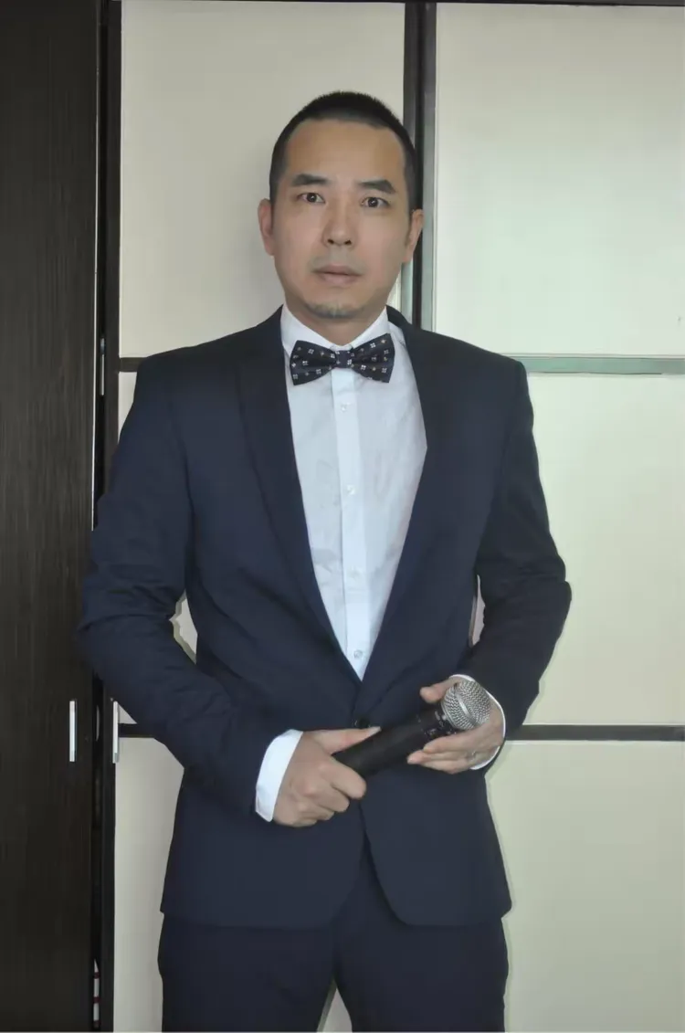 毕业于长春戏曲学校,常居厦门