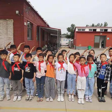浮西小学“红领巾飘起来”新少先队员入队仪式