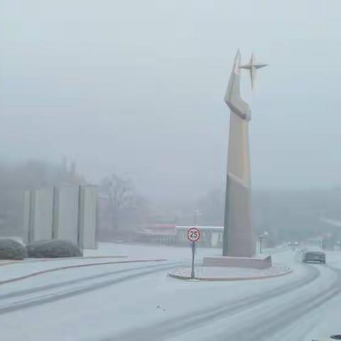 晨曦细雪中的槐树岭